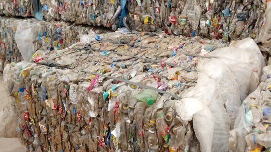 Los materiales recuperados en Santa Fe son compactados en fardos para luego ser comercializados.