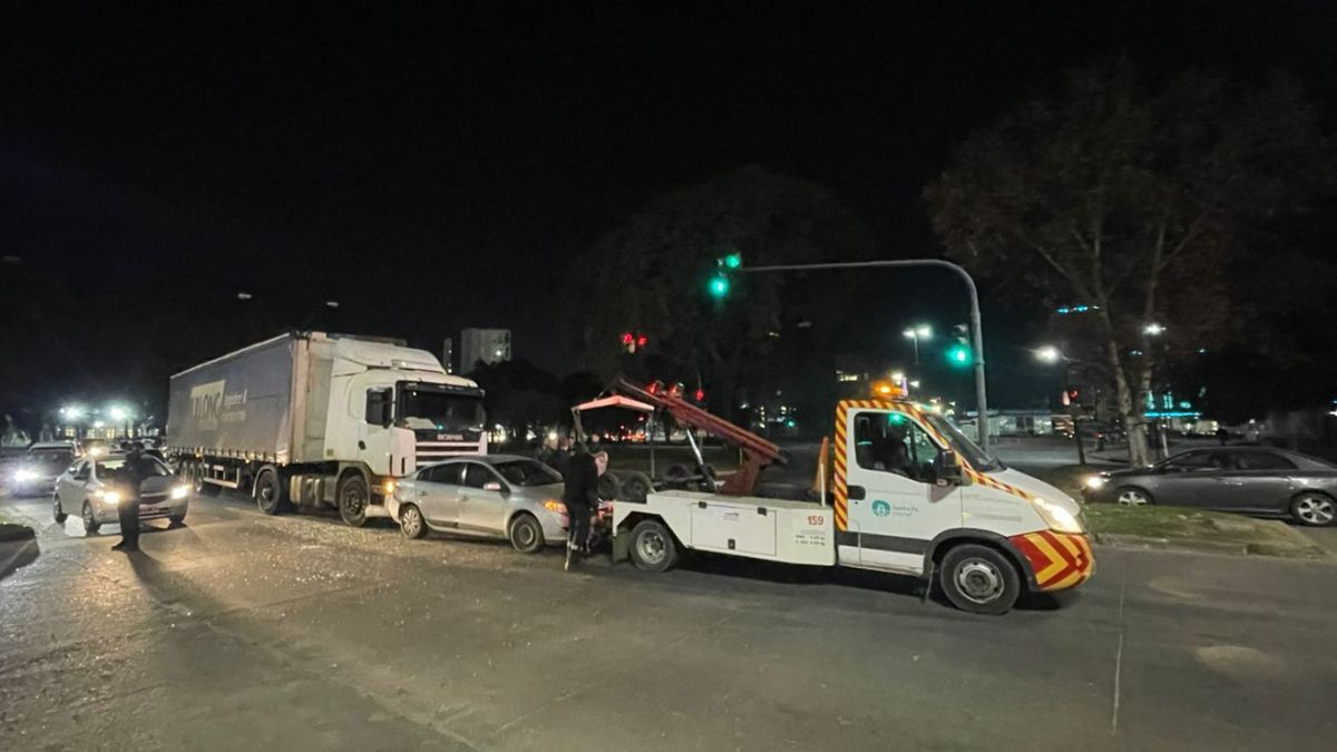 Personal de la Municipalidad se acercó con una grúa para remover el vehículo. Personal de la Municipalidad se acercó con una grúa para remover el vehículo.