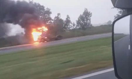 El vehículo comenzó a prenderse fuego durante la mañana de este lunes mientras circulaba por la autopista Rosario - Santa Fe. El vehículo comenzó a prenderse fuego durante la mañana de este lunes mientras circulaba por la autopista Rosario - Santa Fe.