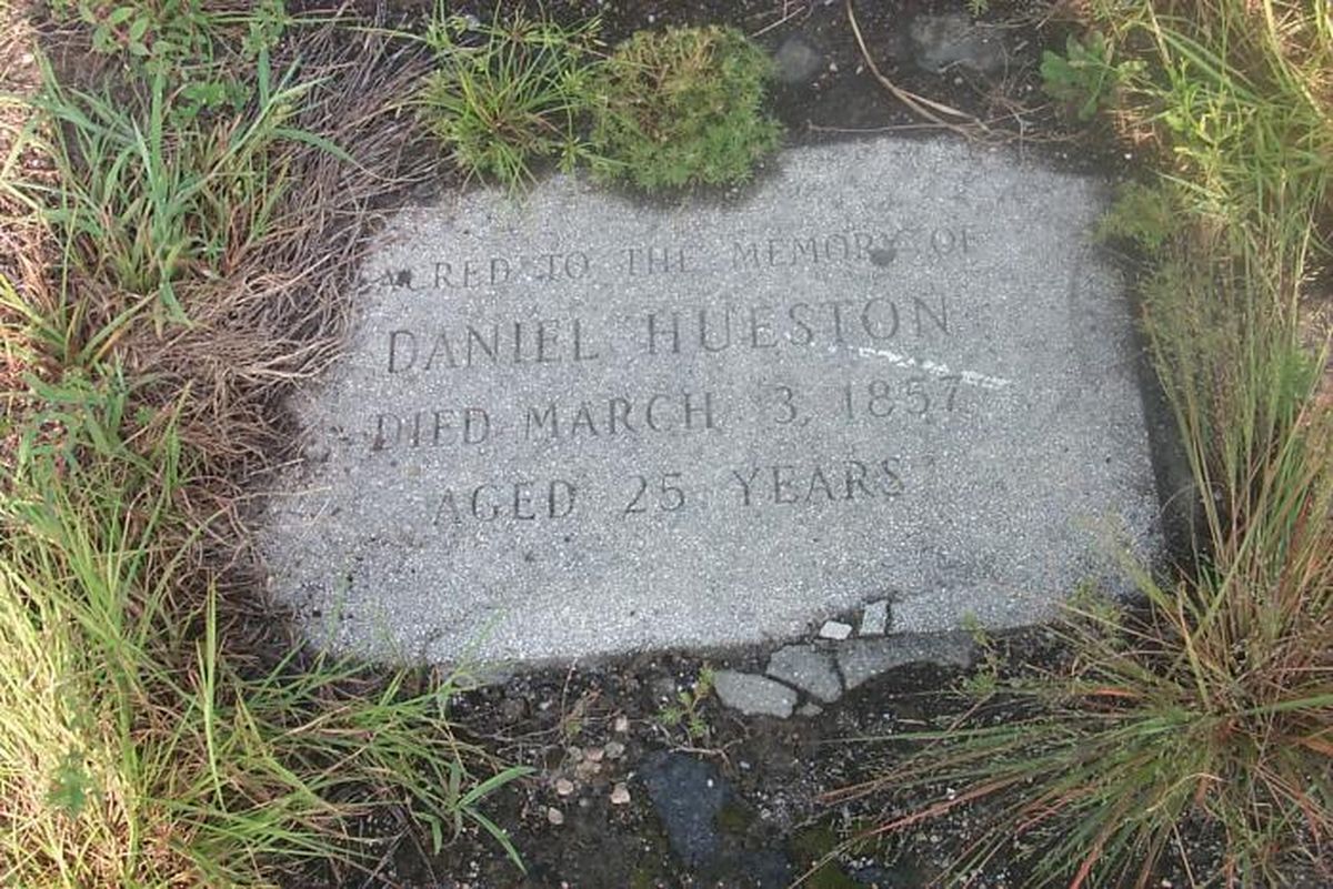 La tumba de Daniel Hueston (fallecido a los 25 años el 3 de marzo de 1857), es una de las dos que se encuentran a la altura de las de Richard y Catherine, pero fuera de la pista 10-28 del Aeropuerto de Savannah, sobre el césped. La tumba de Daniel Hueston (fallecido a los 25 años el 3 de marzo de 1857), es una de las dos que se encuentran a la altura de las de Richard y Catherine, pero fuera de la pista 10-28 del Aeropuerto de Savannah, sobre el césped.