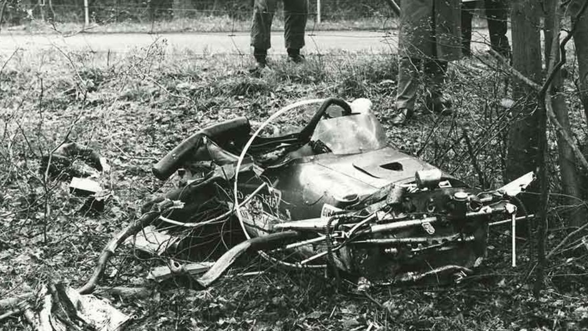 Eran las 12.39 cuando su Lotus hizo una maniobra inexplicable a más de 250 km/h en la larga recta que desemboca en la Ostkurve (curva Este); tras zigzaguear, salió disparado hacia el lado izquierdo de la pista y, como no había guardarrails, impactó contra los árboles que rodeaban el trazado. Fue tal la violencia del golpe, que el auto se partió en tres: el motor y la caja de cambios se encontraron a más de 50 metros de lo que quedó del chasis; el tren delantero, a unos 20 y, la barra antivuelco, también se había roto. Eran las 12.39 cuando su Lotus hizo una maniobra inexplicable a más de 250 km/h en la larga recta que desemboca en la Ostkurve (curva Este); tras zigzaguear, salió disparado hacia el lado izquierdo de la pista y, como no había guardarrails, impactó contra los árboles que rodeaban el trazado. Fue tal la violencia del golpe, que el auto se partió en tres: el motor y la caja de cambios se encontraron a más de 50 metros de lo que quedó del chasis; el tren delantero, a unos 20 y, la barra antivuelco, también se había roto.