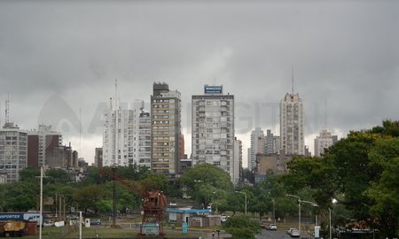 Se espera para hoy, lluvias ocasionales, vientos intensos y un cielo en su mayoría cubierto. Se espera para hoy, lluvias ocasionales, vientos intensos y un cielo en su mayoría cubierto.