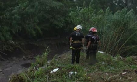 Operativo por la familia arrastrada por el agua en Paraná tras el desborde del arroyo. Operativo por la familia arrastrada por el agua en Paraná tras el desborde del arroyo.