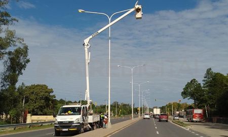 En la última semana se finalizó con la reparación de 122 luminarias sobre las 372 que componen el sistema de iluminación de la Ruta Provincial N°1. En la última semana se finalizó con la reparación de 122 luminarias sobre las 372 que componen el sistema de iluminación de la Ruta Provincial N°1.