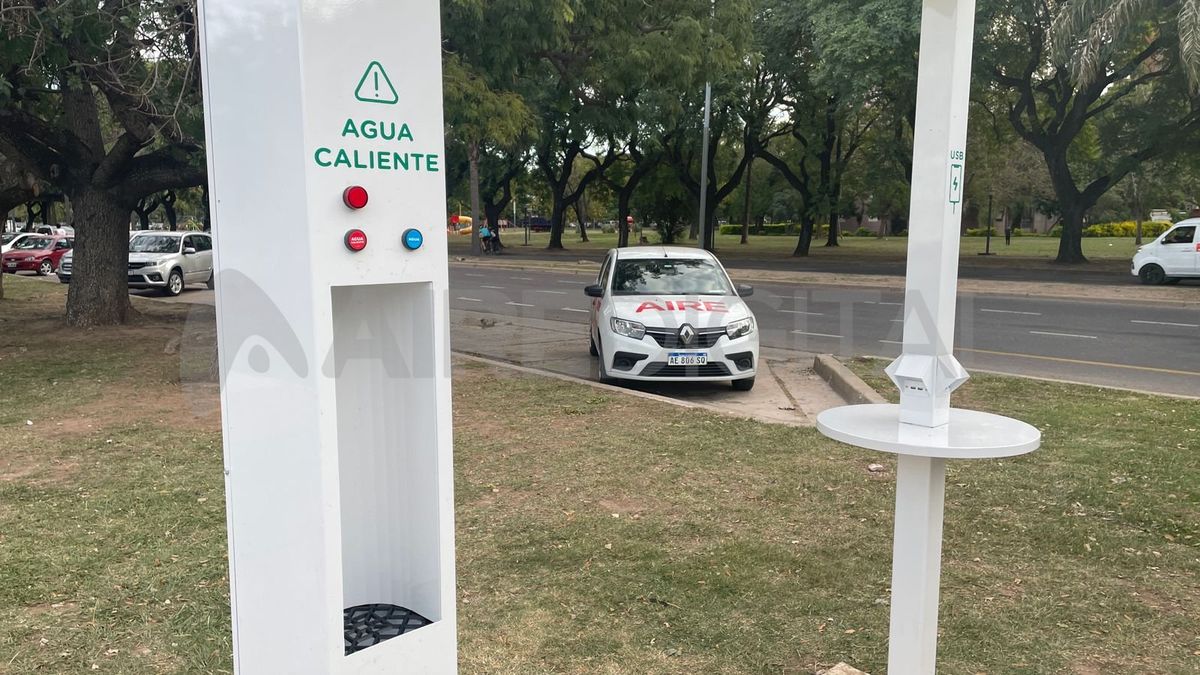 Se trata de una estación que permite conectar dispositivos electrónicos para recargar sus baterías y también brinda agua fría y caliente de manera gratuita.