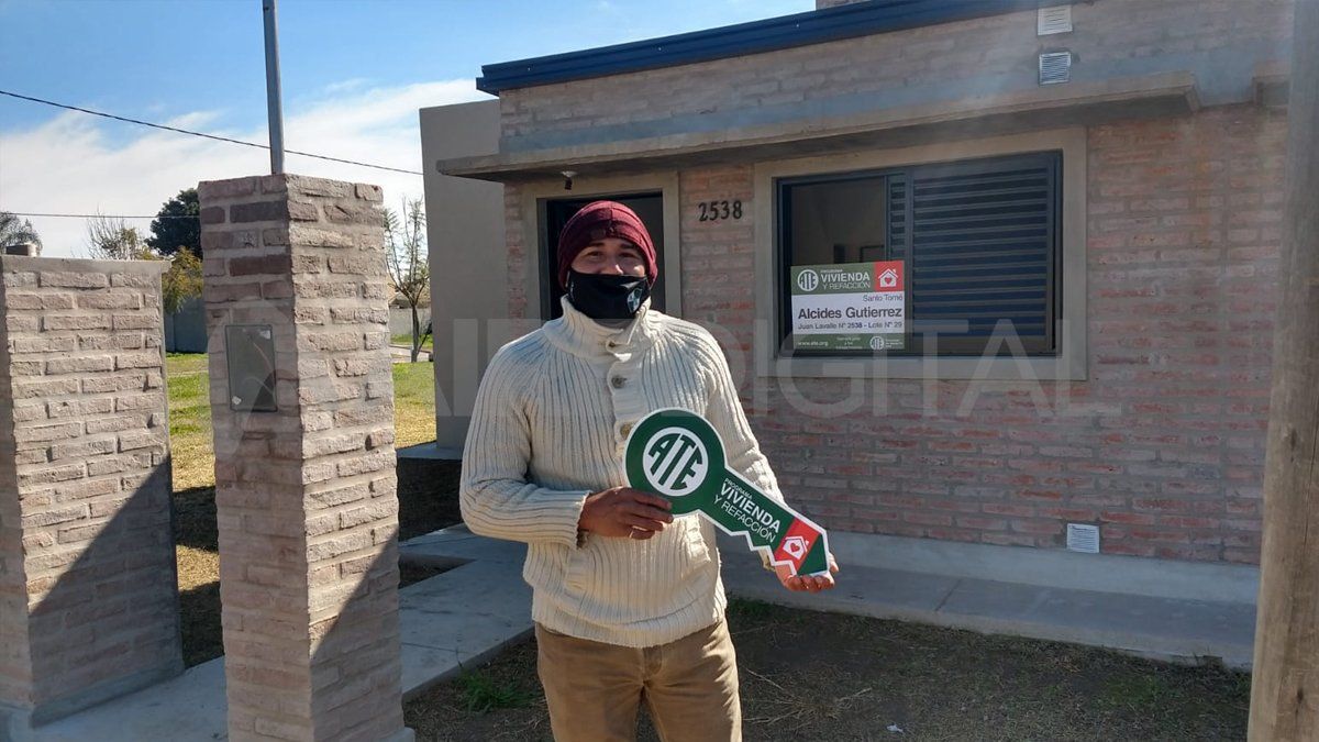 La entrega fue en el barrio de ATE de la ciudad de Santo Tomé -ubicado sobre calle Lavalle al 2500-.
