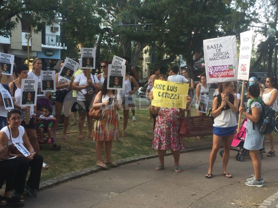 Los allegados a la víctima se congregaron para manifestarse en contra de la prisión domiciliaria de Catuzzi ante reiterados incumplimientos
