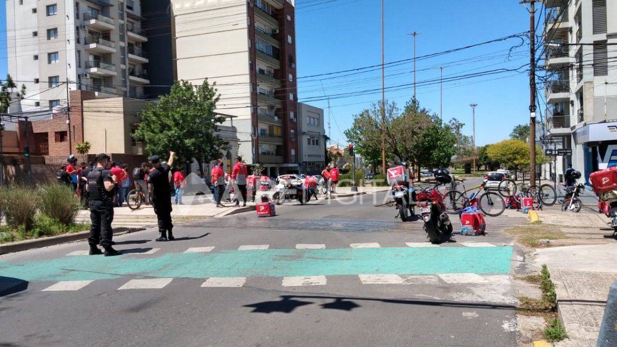 Los cadetes marcharon desde Bulevar y Rivadavia hasta Vélez Sarsfield en reclamo por los reiterados robos.