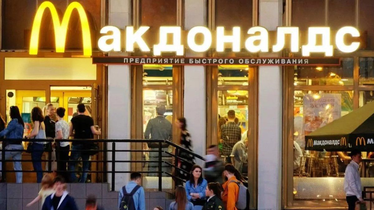 “Después de más de 30 años de operaciones en el país, McDonald’s Corporation anunció que saldrá del mercado ruso y ha iniciado un proceso para vender su negocio en Rusia”, manifestaron desde la empresa en un comunicado.