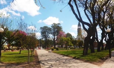 Calles y paisajes tranquilos permiten disfrutar de paseos al aire libre y experiencias culturales auténticas. Calles y paisajes tranquilos permiten disfrutar de paseos al aire libre y experiencias culturales auténticas.