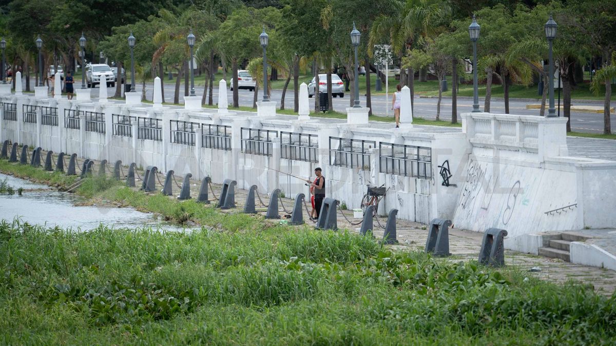 Imagen tomada el 21 de diciembre de 2023. La crecida deja a los pescadores cerca del agua en la Costanera Oeste. Imagen tomada el 21 de diciembre de 2023. La crecida deja a los pescadores cerca del agua en la Costanera Oeste.