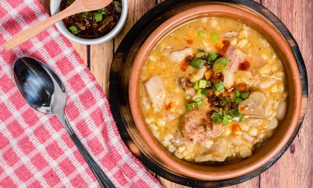 La elección del zapallo plomo es fundamental en el locro criollo; su alto contenido de almidón permite que el guiso logre una consistencia cremosa sin necesidad de espesantes artificiales. La elección del zapallo plomo es fundamental en el locro criollo; su alto contenido de almidón permite que el guiso logre una consistencia cremosa sin necesidad de espesantes artificiales.