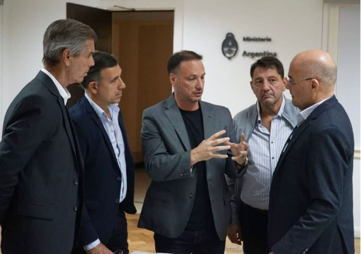 Tras una reunión con funcionarios nacionales, el ministro de Obras Públicas de Santa Fe, Lisandro Enrico, informó que Nación continuará con los trabajos de ampliación de la planta potabilizadora de Assa. Tras una reunión con funcionarios nacionales, el ministro de Obras Públicas de Santa Fe, Lisandro Enrico, informó que Nación continuará con los trabajos de ampliación de la planta potabilizadora de Assa.