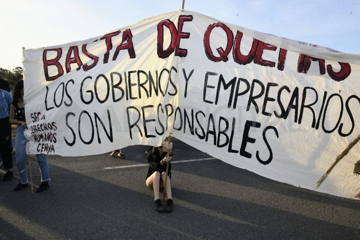 Ambientalistas y autoconvocados cortaron el puente Rosario-Victoria por los incendios en las islas