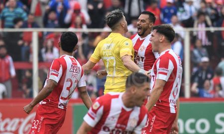 Santiago Mele, ex Unión, fue convocado por Bielsa para disputar la Copa América 2024 con la selección uruguaya. Santiago Mele, ex Unión, fue convocado por Bielsa para disputar la Copa América 2024 con la selección uruguaya.