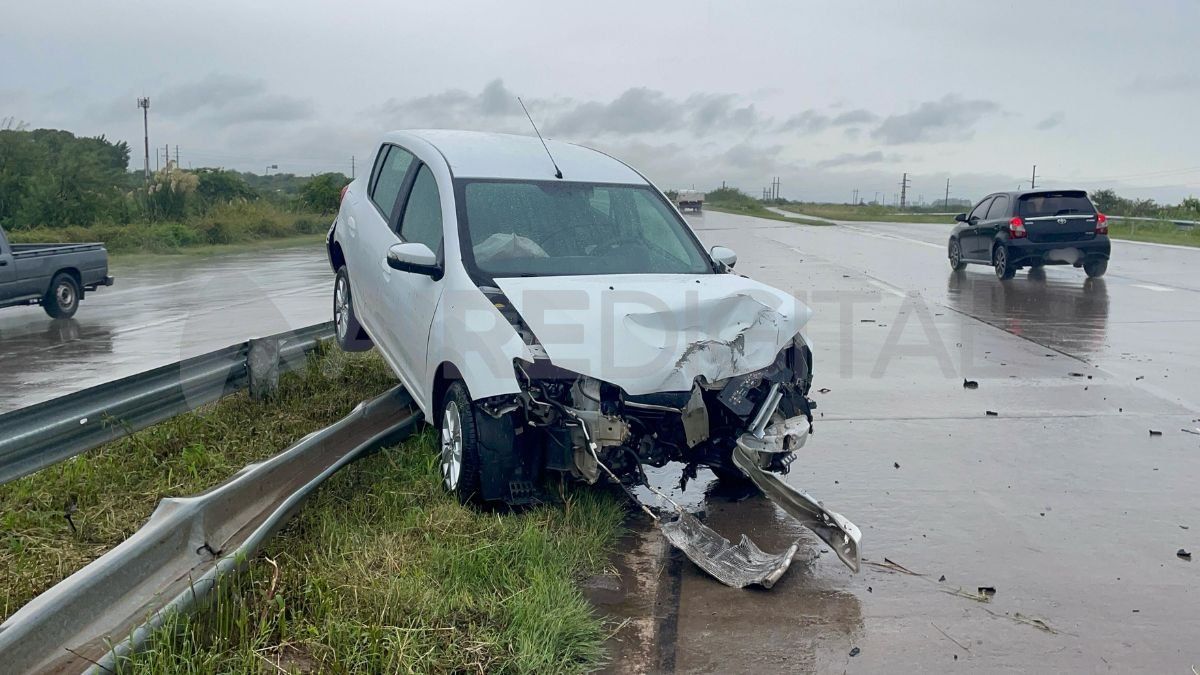 Accidente en Circunvalación Oeste: perdió el control del auto, despistó y terminó sobre el guardarraíl