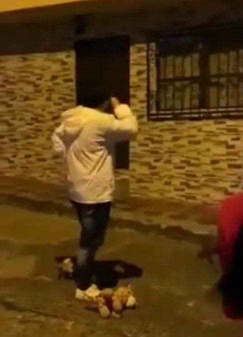 El dolor y sorpresa del joven ante esa escena. 