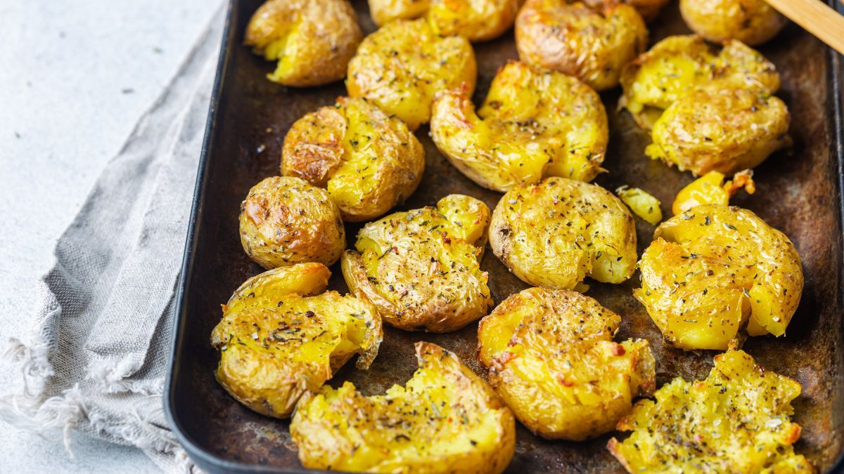 La doble cocción permite conseguir papas muy crocantes por fuera y suaves por dentro. La doble cocción permite conseguir papas muy crocantes por fuera y suaves por dentro.