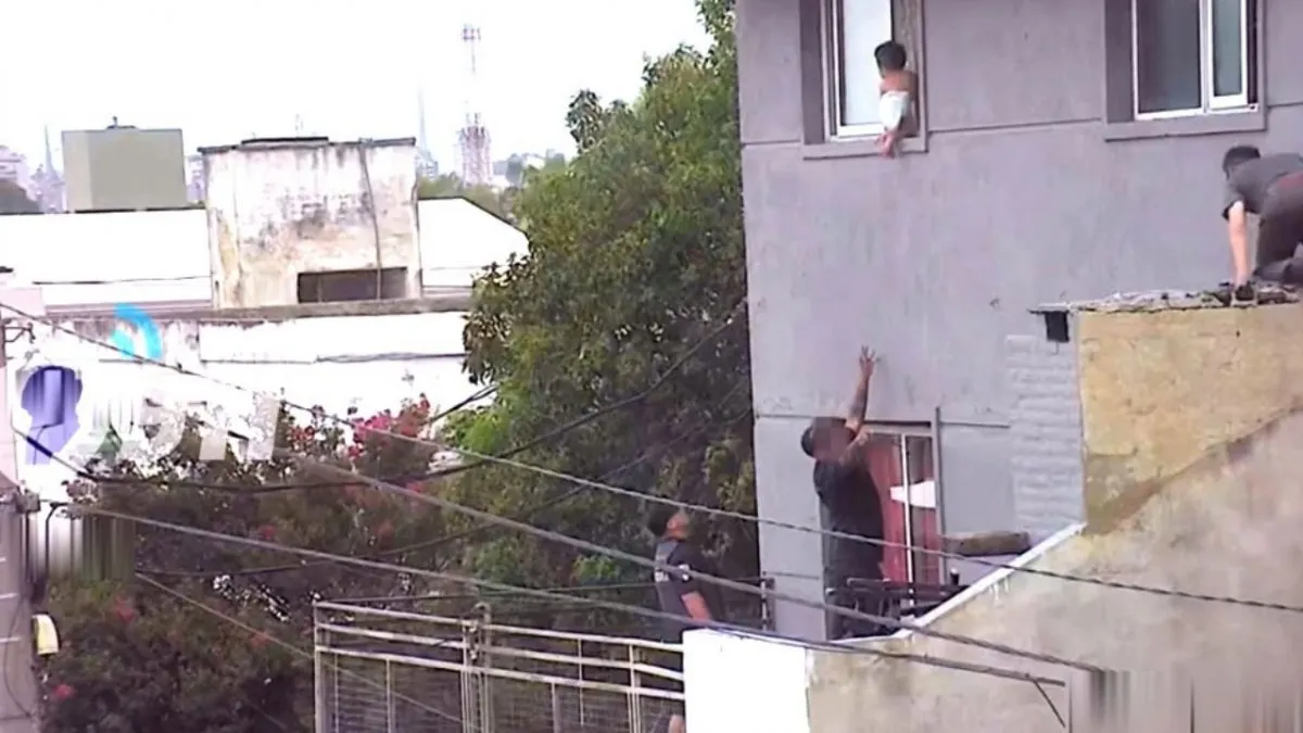 El menor había manipulado la cortina de la ventana para poder subir.