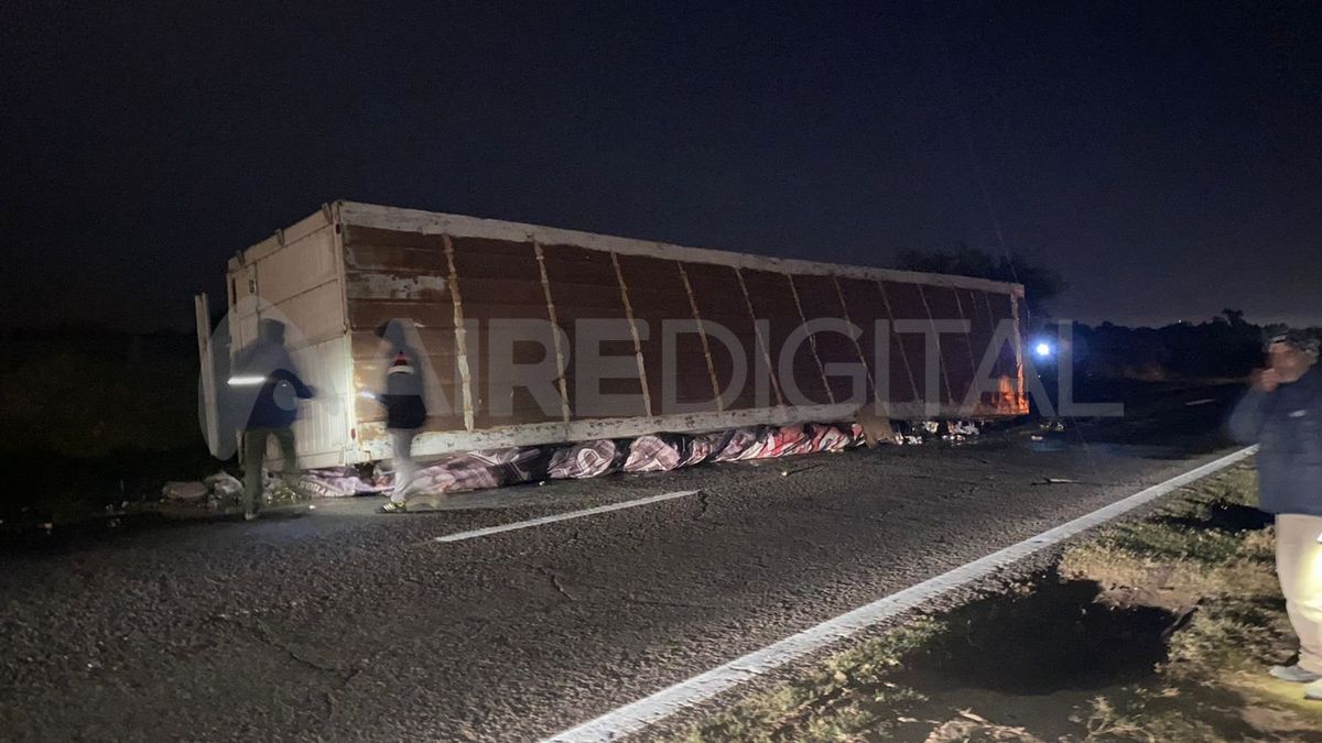 El conductor del camión le dijo a AIRE que volcó al esquivar dos motos que venían sin luces.