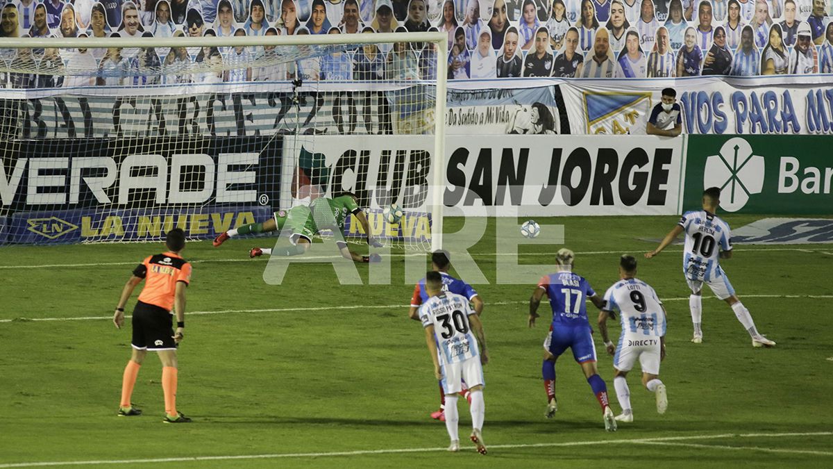 Sebastián Moyano le tapó el penal a Leonardo Heredia.