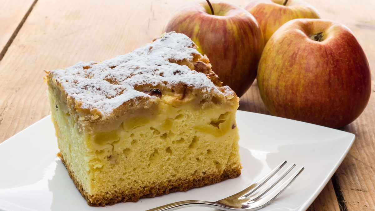 El bizcochuelo de manzana y yogur es una opción perfecta para hacer en casa y disfrutar con la familia en la merienda. El bizcochuelo de manzana y yogur es una opción perfecta para hacer en casa y disfrutar con la familia en la merienda.