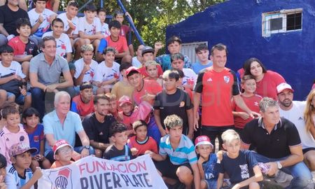 La fundación River Plate, con Leo Ponzio a la cabeza, entregó equipamientos para entrenar y diferentes regalos al club Los Piratitas de Santo Tomé La fundación River Plate, con Leo Ponzio a la cabeza, entregó equipamientos para entrenar y diferentes regalos al club Los Piratitas de Santo Tomé