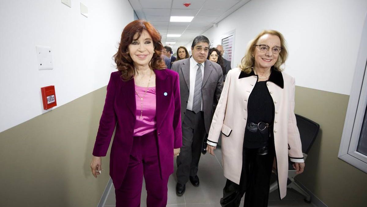La vicepresidenta Cristina Kirchner habla en la inauguración de la ampliación del Hospital Regional de Río Gallegos. La vicepresidenta Cristina Kirchner habla en la inauguración de la ampliación del Hospital Regional de Río Gallegos.