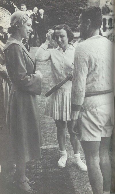 En su época, Mary alcanzó altos niveles de popularidad. Además, en sus numerosos viajes llegó a codearse con distintos miembros de las casas reales europeas. En la foto, junto con su marido departen con la por entonces princesa Elizabeth que, en 1953, sería coronada reina de Inglaterra y que aún permanece en el trono.