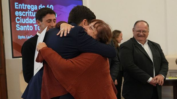 El mandatario encabezó la entrega de títulos de propiedad en el marco del programa de Titularización de Viviendas Sociales de Santo Tomé.