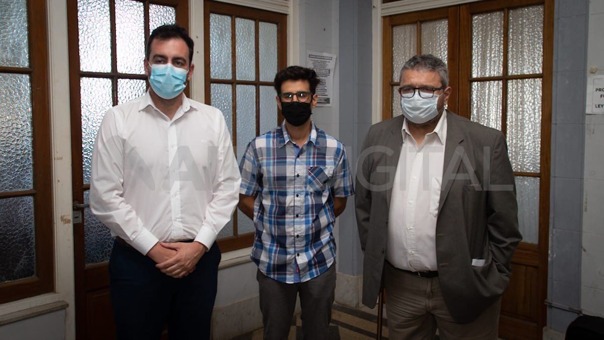 De izq. a der.: el subsecretario de promoción de la Salud, Sebastián Torres, el coordinador del Programa Provincial de Zoonosis y Vectores, Fernando Carmona, y el encargado del Área de Investigación y Desarrollo del Instituto Nacional de Producción de Biológicos del Instituto Malbran, Adolfo de Roodt,