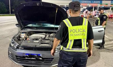 El Gobierno de la Provincia de Santa Fe informó el secuestro de más de cuatro kilos de cocaína durante un control vehicular. El Gobierno de la Provincia de Santa Fe informó el secuestro de más de cuatro kilos de cocaína durante un control vehicular.