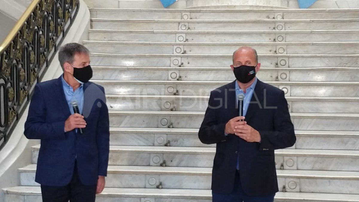 Los fondos que aportan la Municipalidad de Santa Fe y el Gobierno de la Provincia tampoco resultan suficientes para sostener el sistema de colectivos. En el Amba, Horacio Rodríguez Larreta y Axel Kicillof no aportan un centavo, ya que el esquema se sostiene con fondos nacionales.