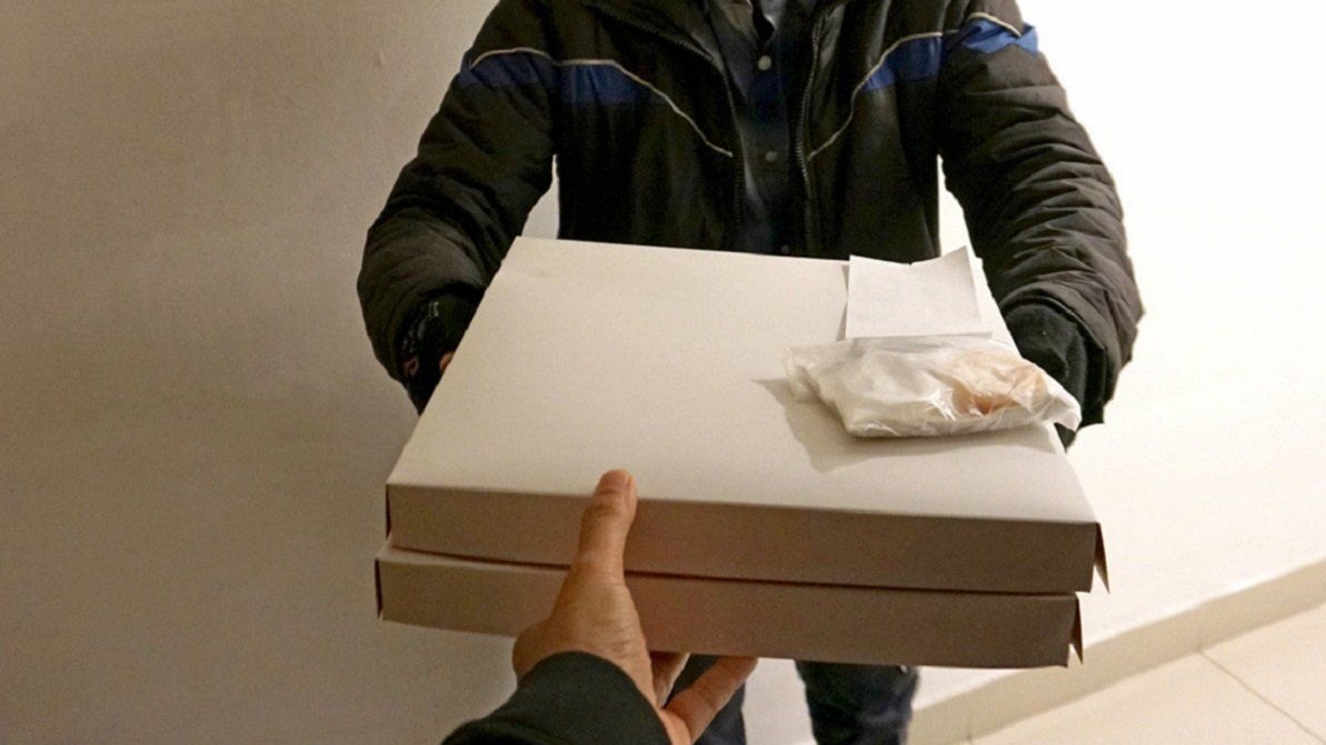 Un repartidor de pizzas cayó enfermo de covid-19 y dejó temblando a 72 familias
