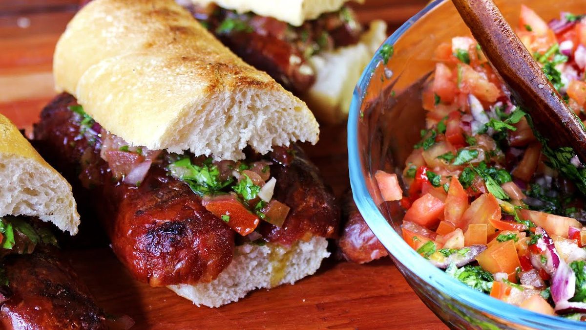 La salsa criolla es una salsa fácil de preparar y que le da un toque especial al choripán.