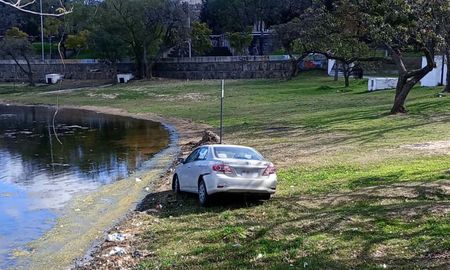Un conductor estacionó su auto en Parque Sur, pero, según una testigo, olvidó poner el freno de mano. Un conductor estacionó su auto en Parque Sur, pero, según una testigo, olvidó poner el freno de mano.