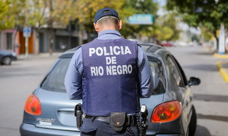 rio negro: un joven entro a un deposito de frutas a robar y murio atravesado por una reja rio negro: un joven entro a un deposito de frutas a robar y murio atravesado por una reja