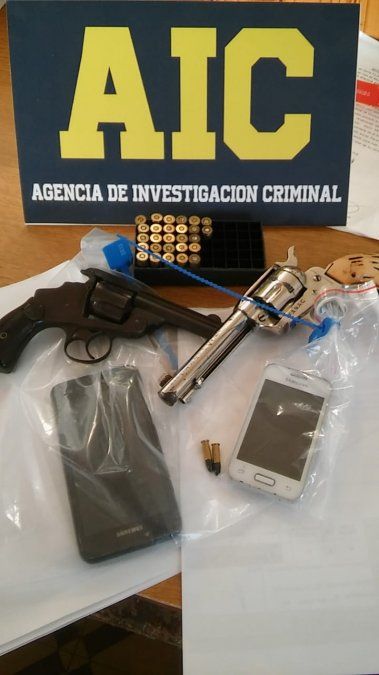 Lo incautado en los allanamientos: un revólver calibre 22, un revólver calibre 38 y cartuchos calibre 22, 38 y 9 mm.