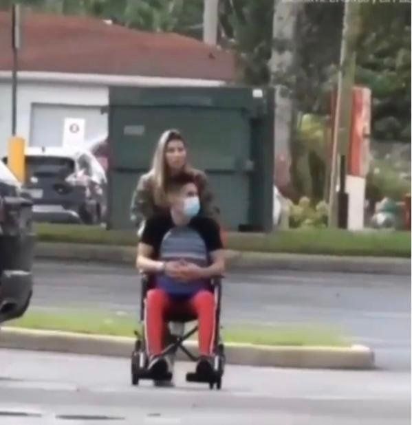 Chyno Miranda junto a su esposa.