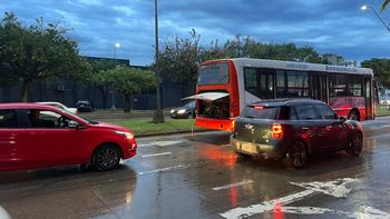 Tránsito: un colectivo varado en Av. Alem genera complicaciones
