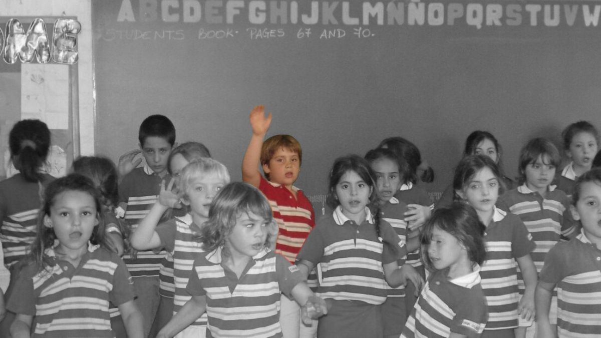 Franco Colapinto levantando la mano de niño en el colegio de Pilar.