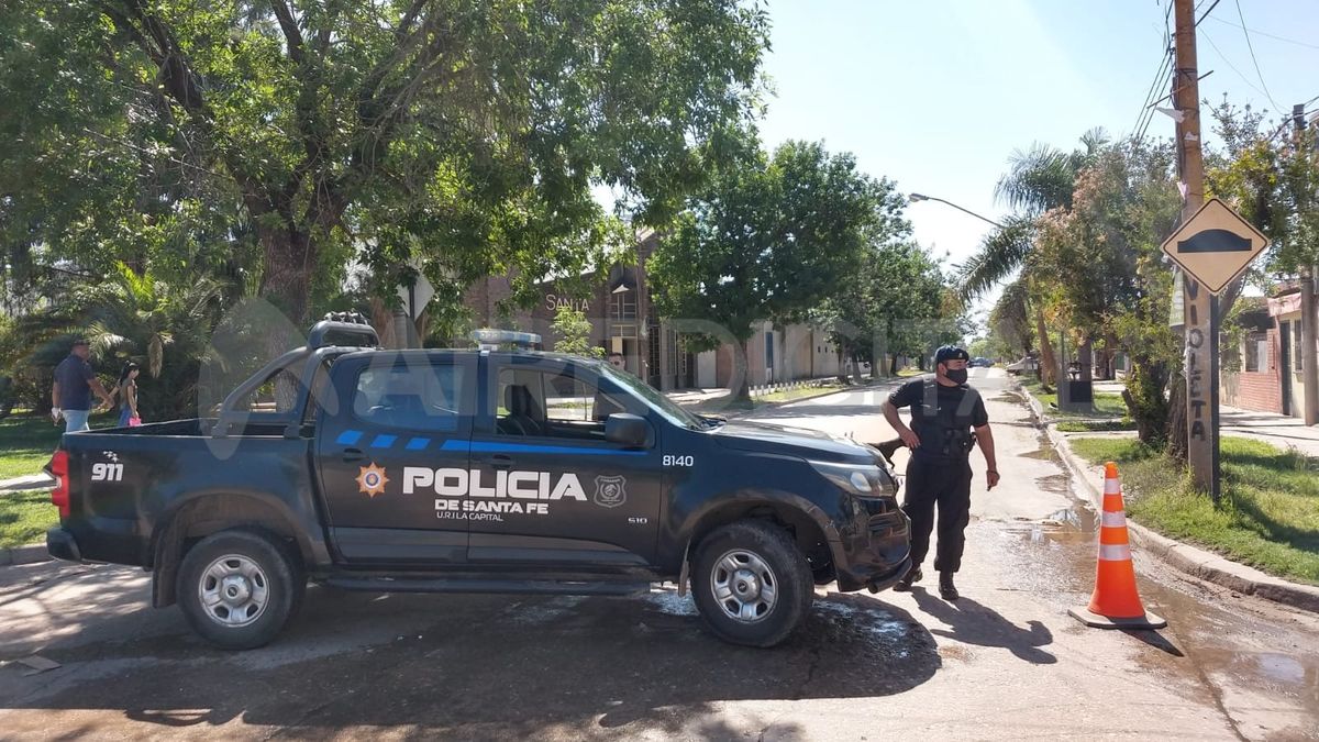 Tras el fuego cruzado en Florencia Fernández 5500, tres móviles de la policía llegaron hasta la zona.