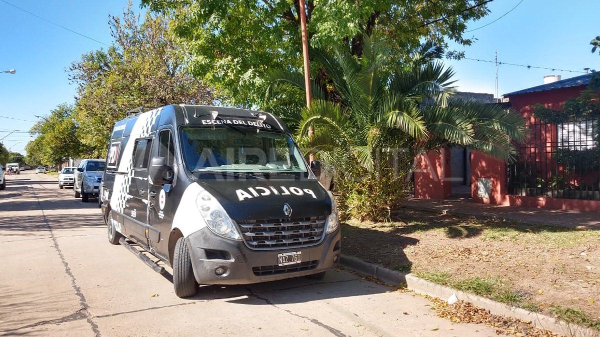 Urquiza y C&oacute;rdoba. Personal policial lleg&oacute; y tom&oacute; testimonio a las v&iacute;ctimas del violento asalto.&nbsp;