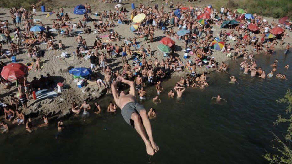 Impresionante: tiene 73 años y se tira de espaldas al río desde siete metros de altura