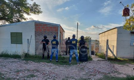 Los agentes policiales al momento de irrumpir al domicilio. Los agentes policiales al momento de irrumpir al domicilio.