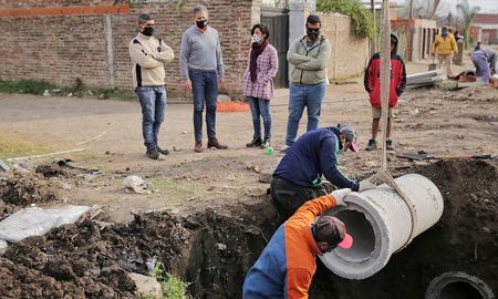 El intendente Emilio Jatón recorrió la obra de entubado en el barrio San Pantaleón. El intendente Emilio Jatón recorrió la obra de entubado en el barrio San Pantaleón.