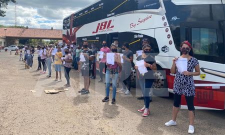 Los varados muestran el resultado del PCR negativo y la declaración jurada que debieron realizar anets de subir al micro. Los varados muestran el resultado del PCR negativo y la declaración jurada que debieron realizar anets de subir al micro.