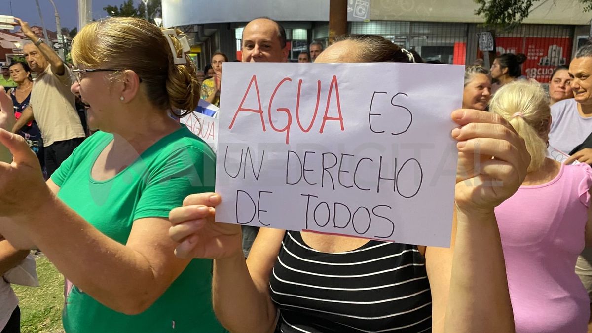 Con carteles y aplausos, los vecinos de Santo Tomé pidieron por la recuperación del servicio de agua potable. Con carteles y aplausos, los vecinos de Santo Tomé pidieron por la recuperación del servicio de agua potable.