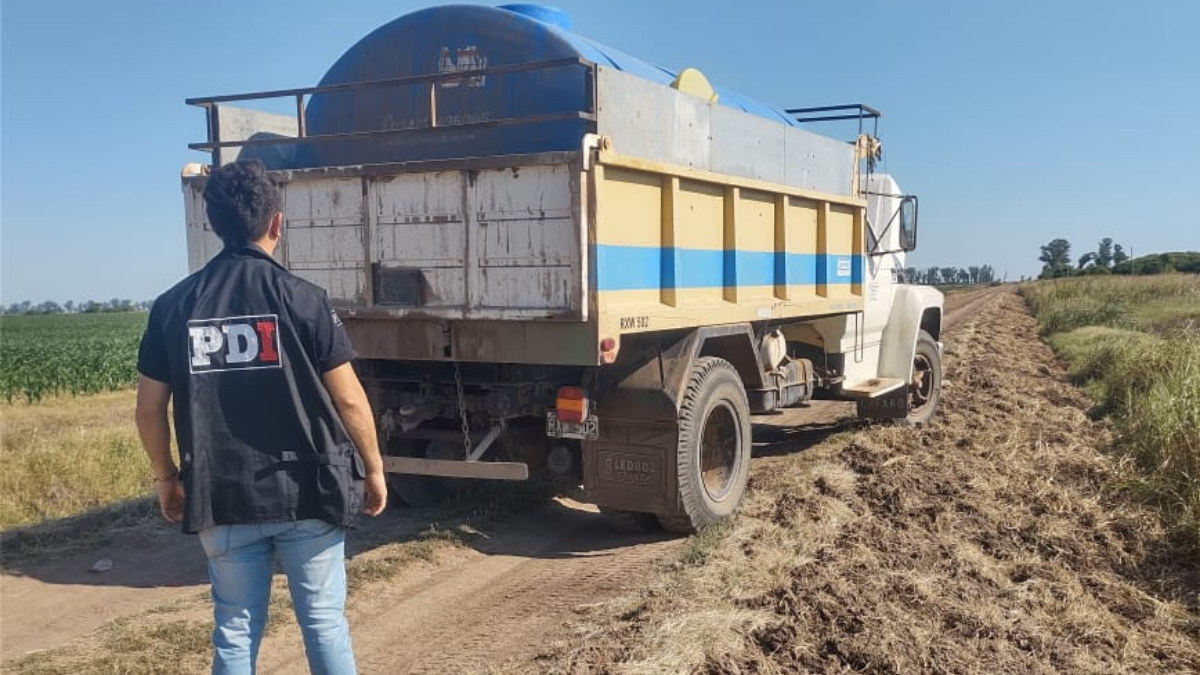 El camión robado fue hallado en jurisdicción de Colonia Cello. El camión robado fue hallado en jurisdicción de Colonia Cello.