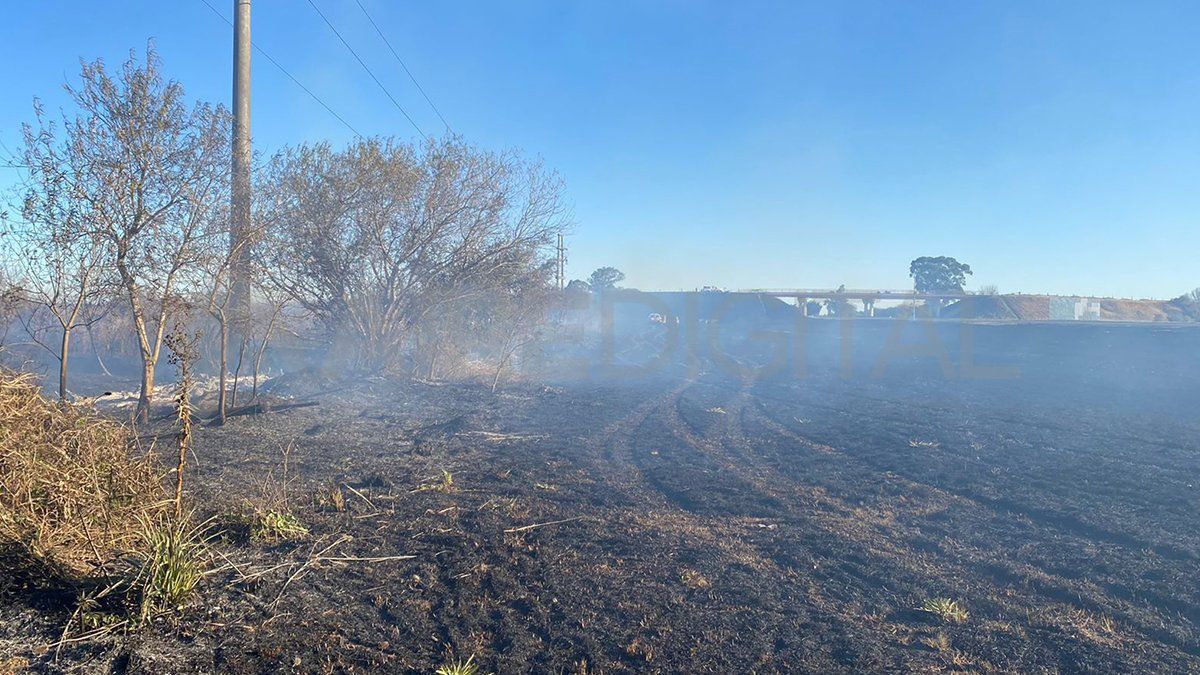 La Agencia Provincial de Seguridad Vial informó este jueves por la tarde de la quema de pastizales en un campo ubicado a la vera de la autopista Santa Fe – Rosario.